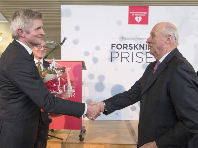 Kong Harald overrekker Demensforskningsprisen til Professor Geir Selbæk. Foto: Terje Bendiksby / NTB scanpix